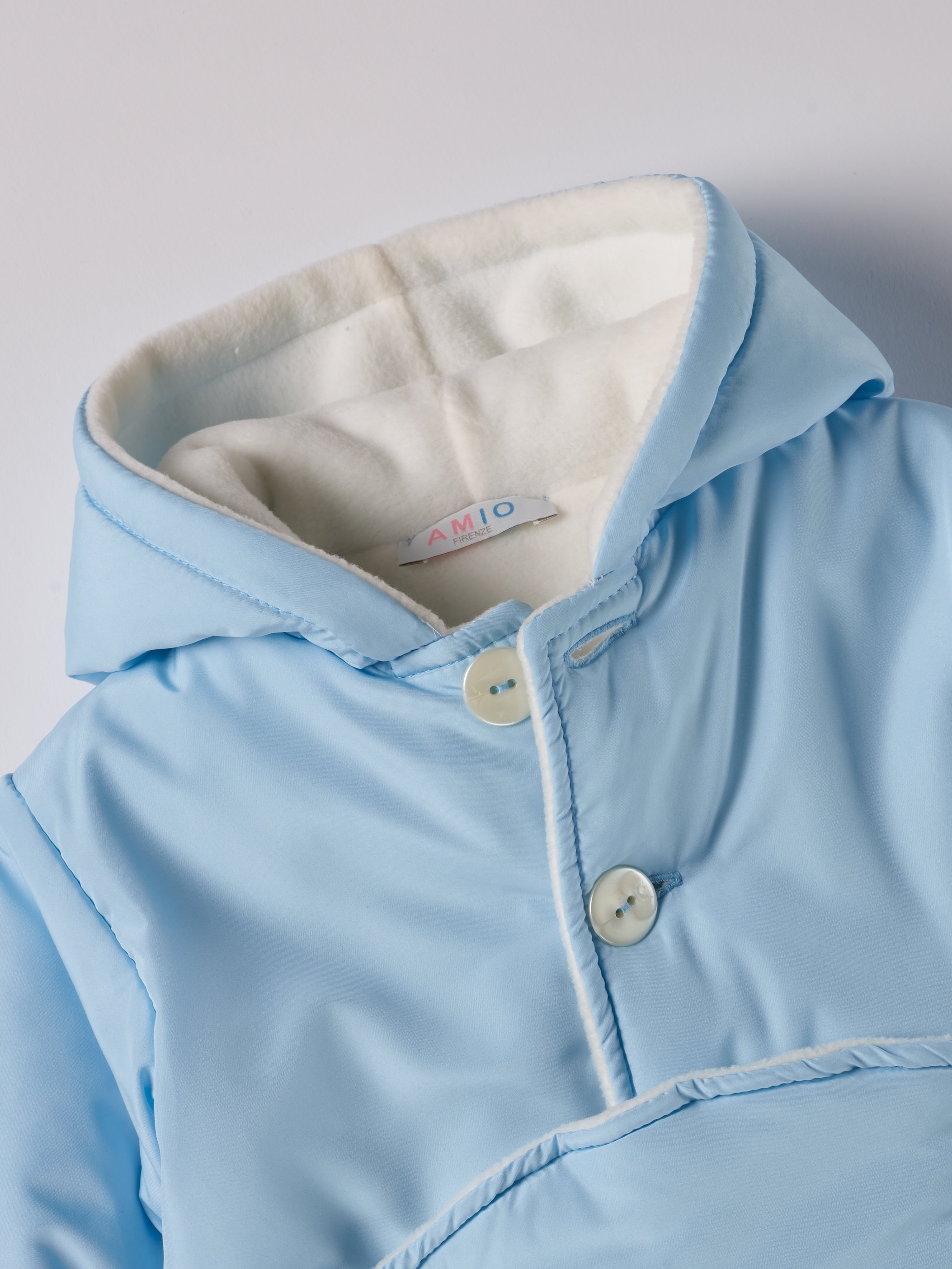 Der Baby Fußsack aus Mikrofaser bietet eine vielseitige Funktion, indem er sowohl als Fußsack als auch als Jacke mit Kapuze verwendet werden kann (der Fußteil ist mit Knöpfen zur Jacke verbunden). Die Handschuhe sind leicht abnehmbar. Der Schnitt is für Babyautositze konzipiert, sodass der Fußteil bei einer Autofahrten nicht extra auszuziehen ist. Wärmespendend, windundurchlässig und extrem pflegeleicht.

Höchste Qualität, bestes Preis-Leistungs-Verhältnis MADE IN ITALY.