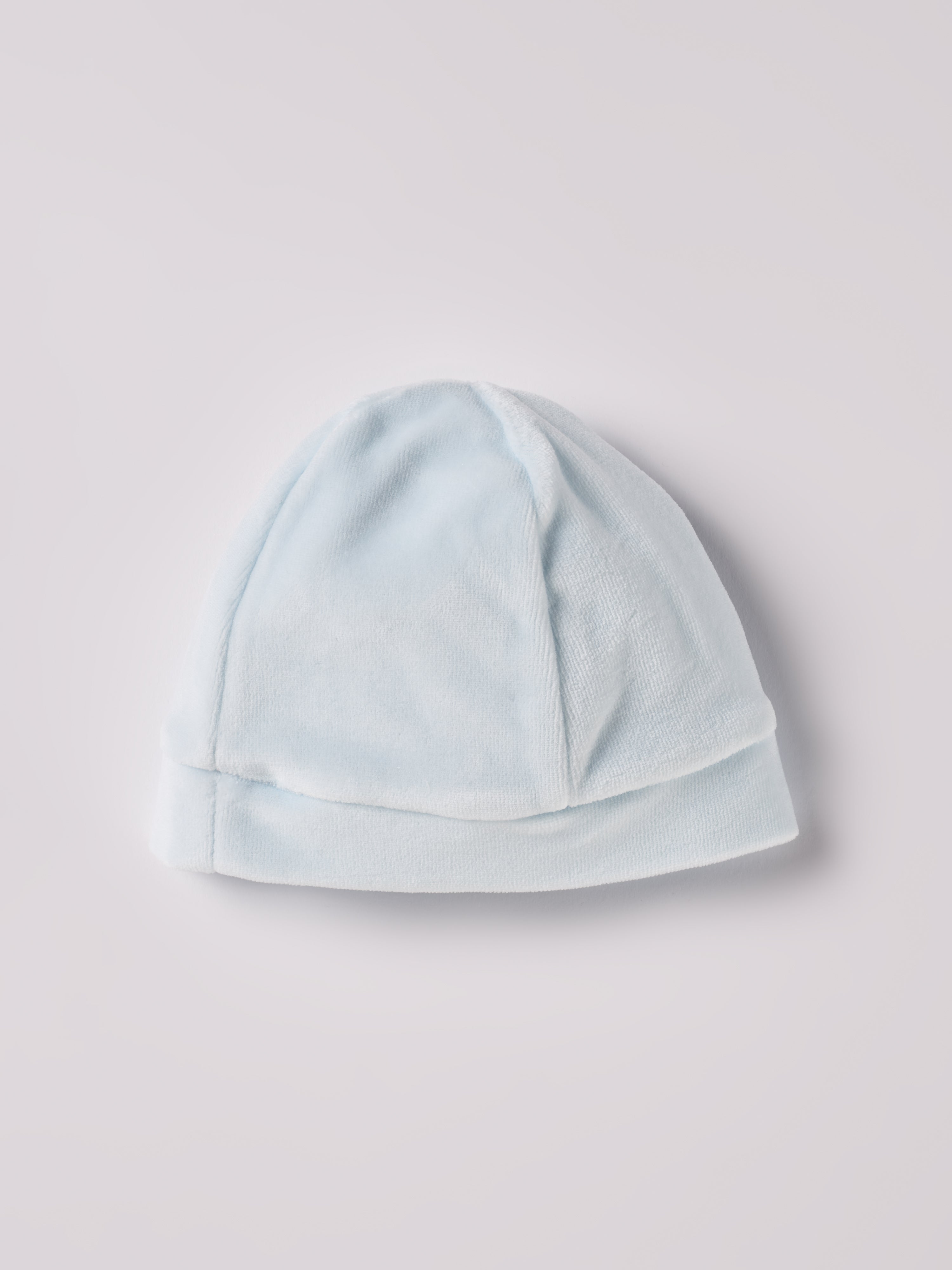 Die weiche und wärmespendende Mütze von AMIO Firenze in himmelblau ist das perfekte Accessoire für die kalte Jahreszeit. Maximaler Tragekomfort, gepaart mit einer herausragenden Passform aus Samt (Ciniglia).

Höchste Qualität, bestes Preis-Leistungs-Verhältnis MADE IN ITALY.