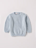 Der weiche und wärmespendende Strickpullover von AMIO Firenze ist der perfekte Begleiter für die kalte Jahreszeit. Vielseitig kombinierbar und aufgrund der Materialzusammensetzung strapazierfähig für den Alltag. Maximaler Tragekomfort, gepaart mit einer herausragenden Passform. Das klassische Design macht den Pullover vielseitig kombinierbar, ob sportlich oder elegant.

Höchste Qualität, bestes Preis-Leistungs-Verhältnis MADE IN ITALY.