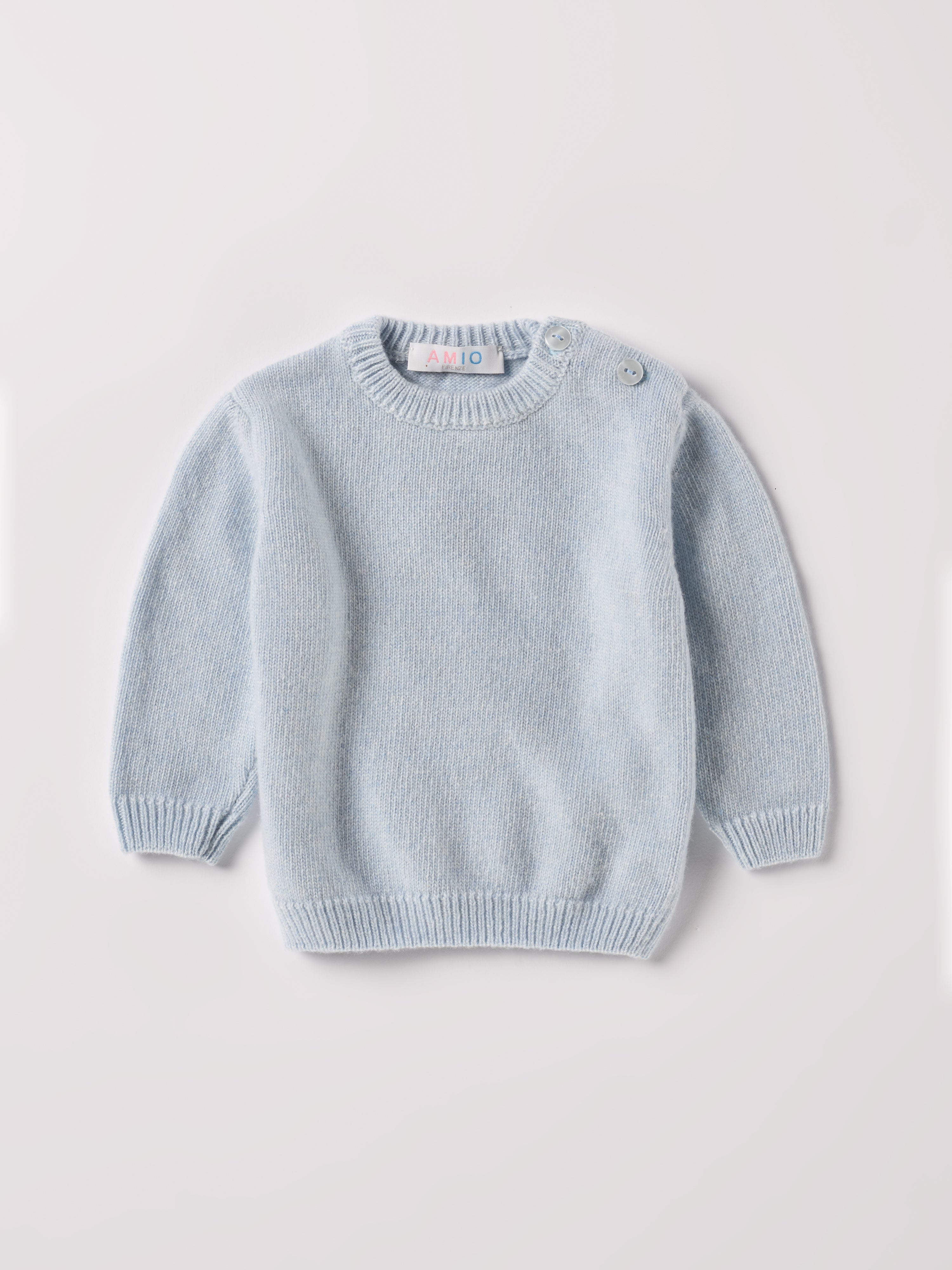 Der weiche und wärmespendende Strickpullover von AMIO Firenze ist der perfekte Begleiter für die kalte Jahreszeit. Vielseitig kombinierbar und aufgrund der Materialzusammensetzung strapazierfähig für den Alltag. Maximaler Tragekomfort, gepaart mit einer herausragenden Passform. Das klassische Design macht den Pullover vielseitig kombinierbar, ob sportlich oder elegant.

Höchste Qualität, bestes Preis-Leistungs-Verhältnis MADE IN ITALY.