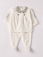 Der weiche und wärmespendende Zweiteiler von AMIO Firenze mit grauem Kragen und Ellbogen Patches ist der perfekte Begleiter für den Alltag in der kalten Jahreszeit. Maximaler Tragekomfort, gepaart mit einer herausragenden Passform aus Samt (Ciniglia). Das Modell hat einen praktischen Schnitt, um etwa die Windel schnell und unkompliziert wechseln zu können. Das Set aus Oberteil und Hose ist vielseitig kombinierbar. Die echten Perlmuttknöpfe verleihen dem Zweiteiler eine besonders elegante Note.