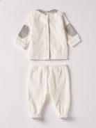 Der weiche und wärmespendende Zweiteiler von AMIO Firenze mit grauem Kragen und Ellbogen Patches ist der perfekte Begleiter für den Alltag in der kalten Jahreszeit. Maximaler Tragekomfort, gepaart mit einer herausragenden Passform aus Samt (Ciniglia). Das Modell hat einen praktischen Schnitt, um etwa die Windel schnell und unkompliziert wechseln zu können. Das Set aus Oberteil und Hose ist vielseitig kombinierbar. Die echten Perlmuttknöpfe verleihen dem Zweiteiler eine besonders elegante Note.