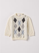 Der weiche und wärmespendende Strickpullover von AMIO Firenze ist der perfekte Begleiter für die kalte Jahreszeit. Vielseitig kombinierbar und aufgrund der Materialzusammensetzung strapazierfähig für den Alltag. Maximaler Tragekomfort, gepaart mit einer herausragenden Passform. Das Argyle-Muster ist ein modischer Klassiker und gehört zur Grundausstattung. Die echten Perlmuttknöpfe verleihen dem Pullover einen besonders luxuriösen Touch.

Höchste Qualität, bestes Preis-Leistungs-Verhältnis MADE IN ITALY.