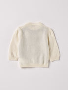 Der weiche und wärmespendende Strickpullover von AMIO Firenze ist der perfekte Begleiter für die kalte Jahreszeit. Vielseitig kombinierbar und aufgrund der Materialzusammensetzung strapazierfähig für den Alltag. Maximaler Tragekomfort, gepaart mit einer herausragenden Passform. Das Argyle-Muster ist ein modischer Klassiker und gehört zur Grundausstattung. Die echten Perlmuttknöpfe verleihen dem Pullover einen besonders luxuriösen Touch.

Höchste Qualität, bestes Preis-Leistungs-Verhältnis MADE IN ITALY.