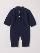 Der weiche und wärmespendende Overall von AMIO Firenze ist der perfekte Begleiter für die kalte Jahreszeit. Vielseitig kombinierbar und aufgrund der Materialzusammensetzung strapazierfähig für den Alltag. Das eingewebte Hasen-Muster verleiht dem Strickoverall einen niedlichen Look. Maximaler Tragekomfort, gepaart mit einer herausragenden Passform.

Höchste Qualität, bestes Preis-Leistungs-Verhältnis MADE IN ITALY.