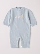 Der weiche und wärmespendende Overall von AMIO Firenze ist der perfekte Begleiter für die kalte Jahreszeit. Vielseitig kombinierbar und aufgrund der Materialzusammensetzung strapazierfähig für den Alltag. Das eingewebte Hasen-Muster verleiht dem Strickoverall einen niedlichen Look. Maximaler Tragekomfort, gepaart mit einer herausragenden Passform.

Höchste Qualität, bestes Preis-Leistungs-Verhältnis MADE IN ITALY.