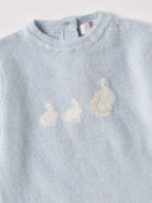 Der weiche und wärmespendende Overall von AMIO Firenze ist der perfekte Begleiter für die kalte Jahreszeit. Vielseitig kombinierbar und aufgrund der Materialzusammensetzung strapazierfähig für den Alltag. Das eingewebte Hasen-Muster verleiht dem Strickoverall einen niedlichen Look. Maximaler Tragekomfort, gepaart mit einer herausragenden Passform.

Höchste Qualität, bestes Preis-Leistungs-Verhältnis MADE IN ITALY.