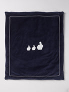 Die praktische Decke hat eine entnehmbare Innendecke, sodass man sowohl eine leichte Sommer- als auch eine warme Winterdecke in einem hat. Die kuschelig weiche Außenseite in Samtqualität ist besonders angenehm an der Haut. Das edle Design wird durch eine bezaubernde Applikation aus drei weißen Hasen unterstrichen, die jedes Baby-Zimmer oder jeden Kinderwagen in einen gemütlichen und stilvollen Rückzugsort verwandelt.