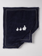 Die praktische Decke hat eine entnehmbare Innendecke, sodass man sowohl eine leichte Sommer- als auch eine warme Winterdecke in einem hat. Die kuschelig weiche Außenseite in Samtqualität ist besonders angenehm an der Haut. Das edle Design wird durch eine bezaubernde Applikation aus drei weißen Hasen unterstrichen, die jedes Baby-Zimmer oder jeden Kinderwagen in einen gemütlichen und stilvollen Rückzugsort verwandelt.