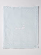 Die praktische Decke hat eine entnehmbare Innendecke, sodass man sowohl eine leichte Sommer- als auch eine warme Winterdecke in einem hat. Die kuschelig weiche Außenseite in Samtqualität ist besonders angenehm an der Haut. Das edle Design wird durch eine bezaubernde Applikation aus drei weißen Hasen unterstrichen, die jedes Baby-Zimmer oder jeden Kinderwagen in einen gemütlichen und stilvollen Rückzugsort verwandelt.