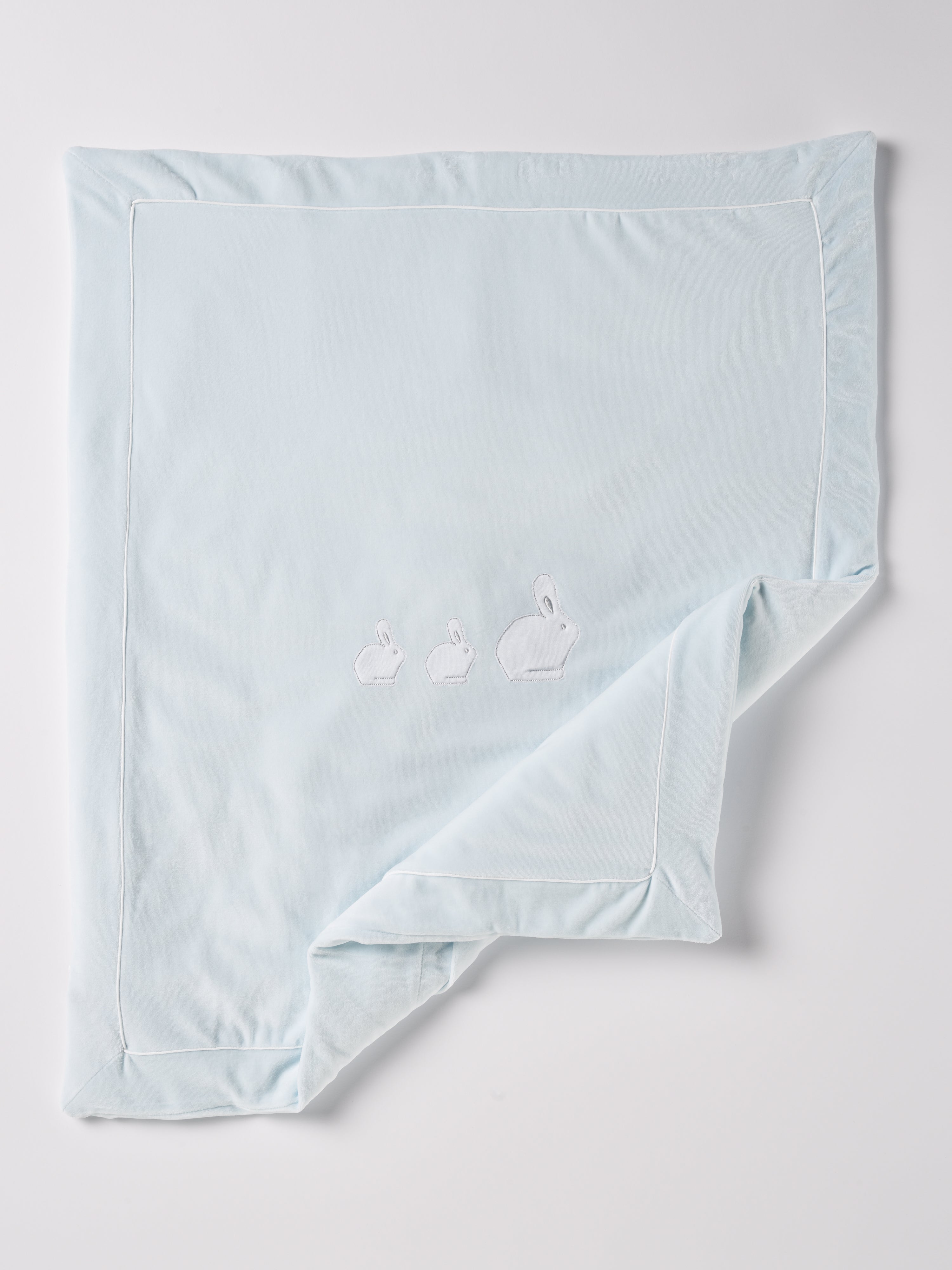 Die praktische Decke hat eine entnehmbare Innendecke, sodass man sowohl eine leichte Sommer- als auch eine warme Winterdecke in einem hat. Die kuschelig weiche Außenseite in Samtqualität ist besonders angenehm an der Haut. Das edle Design wird durch eine bezaubernde Applikation aus drei weißen Hasen unterstrichen, die jedes Baby-Zimmer oder jeden Kinderwagen in einen gemütlichen und stilvollen Rückzugsort verwandelt.