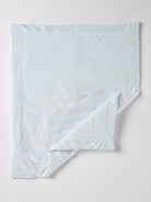 Die praktische Decke hat eine entnehmbare Innendecke, sodass man sowohl eine leichte Sommer- als auch eine warme Winterdecke in einem hat. Die kuschelig weiche Außenseite in Samtqualität ist besonders angenehm an der Haut. Das edle Design wird durch eine bezaubernde Applikation aus drei weißen Hasen unterstrichen, die jedes Baby-Zimmer oder jeden Kinderwagen in einen gemütlichen und stilvollen Rückzugsort verwandelt.