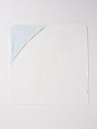 Dieses einzigartige Badetuch besticht durch sein hochwertiges &nbsp;Frottée-Gewebe mit einem hohen Anteil an Bambusfaser und einer luxuriösen Chenille-Kapuze in Samt Qualität.

Die Bambusfaser wirkt zudem feuchtigkeitsableitend, was bedeutet, dass die Haut Ihres Babys nach dem Bad schnell trocken wird. Dabei liegt das Handtuch besonders schonend auf der Haut.

Höchste Qualität, bestes Preis-Leistungs-Verhältnis MADE IN ITALY.