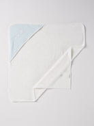 Dieses einzigartige Badetuch besticht durch sein hochwertiges &nbsp;Frottée-Gewebe mit einem hohen Anteil an Bambusfaser und einer luxuriösen Chenille-Kapuze in Samt Qualität.

Die Bambusfaser wirkt zudem feuchtigkeitsableitend, was bedeutet, dass die Haut Ihres Babys nach dem Bad schnell trocken wird. Dabei liegt das Handtuch besonders schonend auf der Haut.

Höchste Qualität, bestes Preis-Leistungs-Verhältnis MADE IN ITALY.