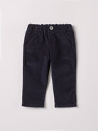 Diese klassische Hose mit geradem Schnitt, gefertigt aus 100% Baumwolle, ist weich und bietet einen hohen Tragekomfort. Die Breite lässt sich durch den elastischen Bund mit Innenknöpfen anpassen. Ein&nbsp;AMIO Firenze Must-Have für jede Grundausstattung.

Höchste Qualität, bestes Preis-Leistungs-Verhältnis MADE IN ITALY.