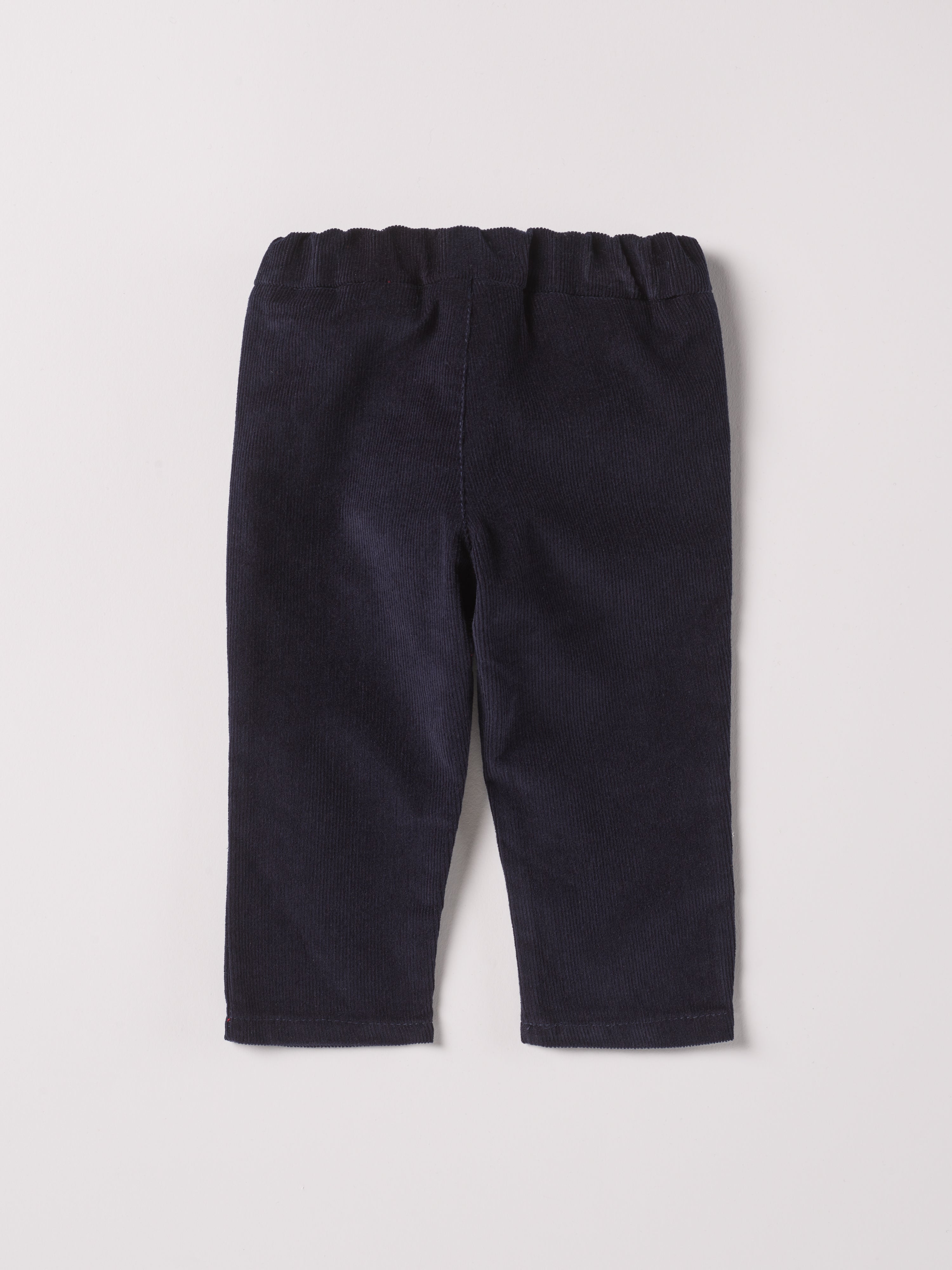 Diese klassische Hose mit geradem Schnitt, gefertigt aus 100% Baumwolle, ist weich und bietet einen hohen Tragekomfort. Die Breite lässt sich durch den elastischen Bund mit Innenknöpfen anpassen. Ein&nbsp;AMIO Firenze Must-Have für jede Grundausstattung.

Höchste Qualität, bestes Preis-Leistungs-Verhältnis MADE IN ITALY.