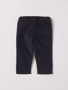 Diese klassische Hose mit geradem Schnitt, gefertigt aus 100% Baumwolle, ist weich und bietet einen hohen Tragekomfort. Die Breite lässt sich durch den elastischen Bund mit Innenknöpfen anpassen. Ein&nbsp;AMIO Firenze Must-Have für jede Grundausstattung.

Höchste Qualität, bestes Preis-Leistungs-Verhältnis MADE IN ITALY.