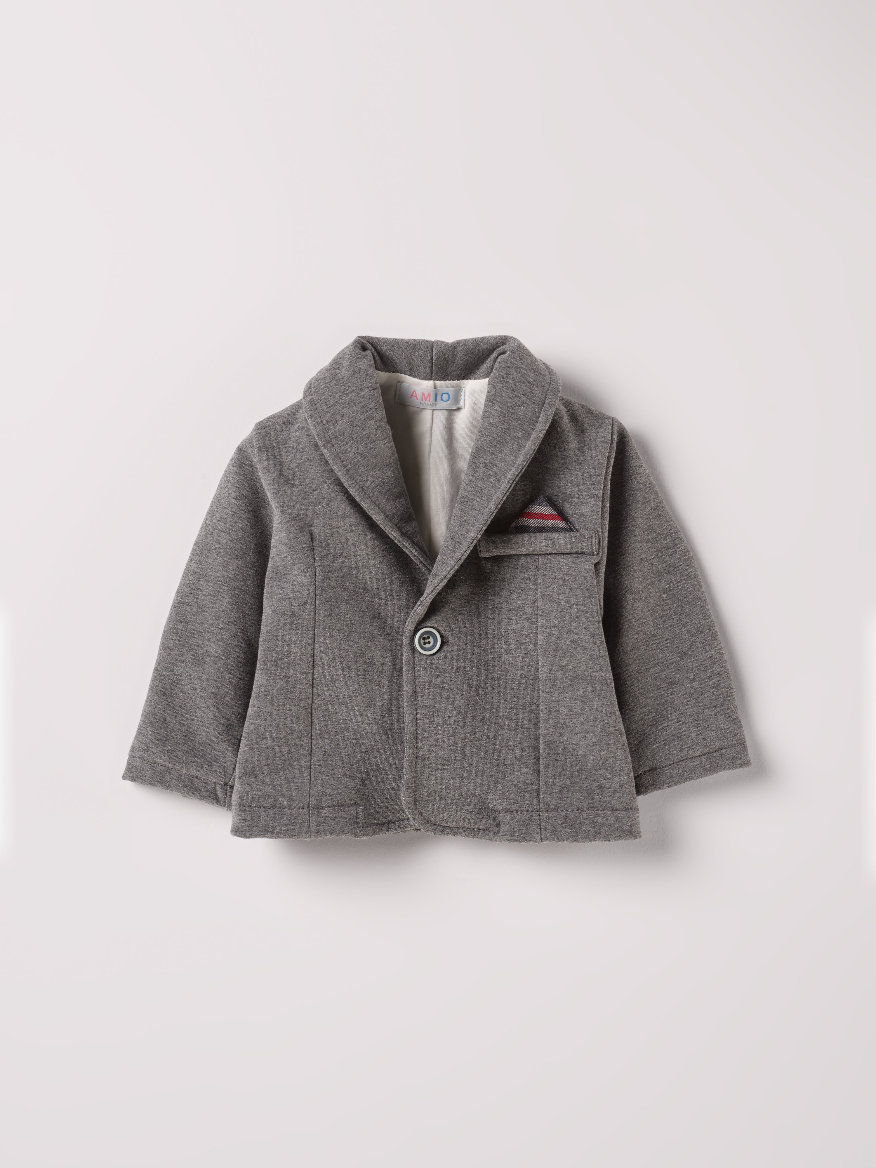 Das stilvolle, graue Sakko von AMIO Firenze ist der ideale Begleiter für kühle Tage. Das weiche, angenehme Material bietet hohen Tragekomfort, während die sorgfältige Verarbeitung und perfekte Passform für eine moderne Silhouette sorgen. Dank seiner Strapazierfähigkeit eignet sich das Sakko sowohl für den Alltag als auch für besondere Anlässe.


Höchste Qualität, bestes Preis-Leistungs-Verhältnis MADE IN ITALY.