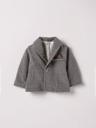 Das stilvolle, graue Sakko von AMIO Firenze ist der ideale Begleiter für kühle Tage. Das weiche, angenehme Material bietet hohen Tragekomfort, während die sorgfältige Verarbeitung und perfekte Passform für eine moderne Silhouette sorgen. Dank seiner Strapazierfähigkeit eignet sich das Sakko sowohl für den Alltag als auch für besondere Anlässe.


Höchste Qualität, bestes Preis-Leistungs-Verhältnis MADE IN ITALY.