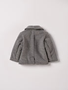 Das stilvolle, graue Sakko von AMIO Firenze ist der ideale Begleiter für kühle Tage. Das weiche, angenehme Material bietet hohen Tragekomfort, während die sorgfältige Verarbeitung und perfekte Passform für eine moderne Silhouette sorgen. Dank seiner Strapazierfähigkeit eignet sich das Sakko sowohl für den Alltag als auch für besondere Anlässe.


Höchste Qualität, bestes Preis-Leistungs-Verhältnis MADE IN ITALY.