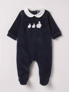 Der weiche und wärmespendende Strampler von AMIO Firenze mit weißem Kragen und Hasenapplikation ist der perfekte Begleiter für den Alltag in der kalten Jahreszeit. Maximaler Tragekomfort, gepaart mit einer herausragenden Passform aus Samt (Ciniglia). Das Modell hat einen praktischen Schnitt, um etwa die Windel schnell und unkompliziert wechseln zu können.&nbsp;Ein AMIO Firenze Must-Have für jede Grundausstattung. Unser Strampler wird in einer ansprechenden Geschenkbox präsentiert.