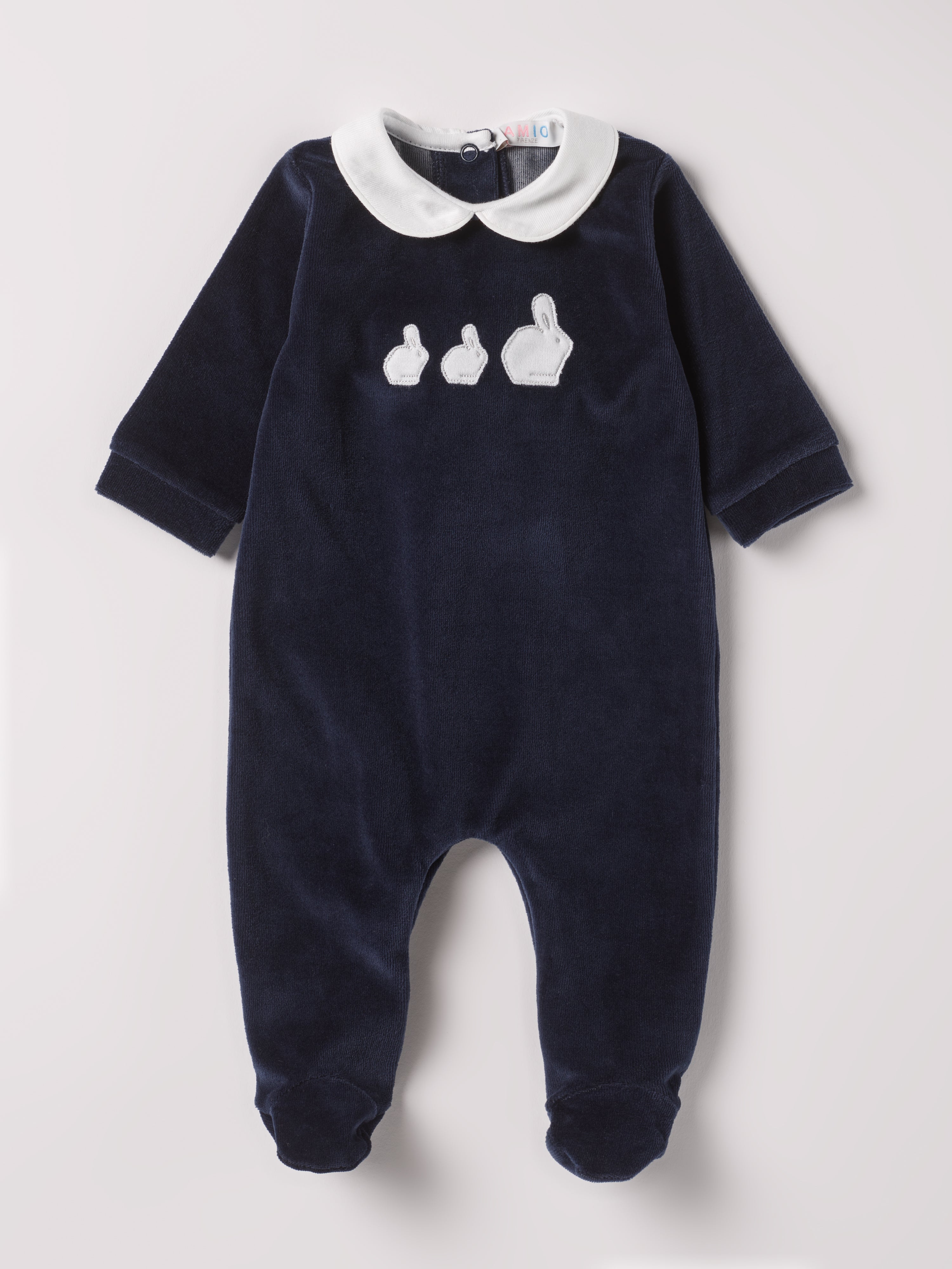 Der weiche und wärmespendende Strampler von AMIO Firenze mit weißem Kragen und Hasenapplikation ist der perfekte Begleiter für den Alltag in der kalten Jahreszeit. Maximaler Tragekomfort, gepaart mit einer herausragenden Passform aus Samt (Ciniglia). Das Modell hat einen praktischen Schnitt, um etwa die Windel schnell und unkompliziert wechseln zu können.&nbsp;Ein AMIO Firenze Must-Have für jede Grundausstattung. Unser Strampler wird in einer ansprechenden Geschenkbox präsentiert.