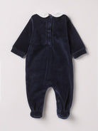 Der weiche und wärmespendende Strampler von AMIO Firenze mit weißem Kragen und Hasenapplikation ist der perfekte Begleiter für den Alltag in der kalten Jahreszeit. Maximaler Tragekomfort, gepaart mit einer herausragenden Passform aus Samt (Ciniglia). Das Modell hat einen praktischen Schnitt, um etwa die Windel schnell und unkompliziert wechseln zu können.&nbsp;Ein AMIO Firenze Must-Have für jede Grundausstattung. Unser Strampler wird in einer ansprechenden Geschenkbox präsentiert.