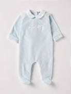 Der weiche und wärmespendende Strampler von AMIO Firenze mit weißem Kragen und Hasenapplikation ist der perfekte Begleiter für den Alltag in der kalten Jahreszeit. Maximaler Tragekomfort, gepaart mit einer herausragenden Passform aus Samt (Ciniglia). Das Modell hat einen praktischen Schnitt, um etwa die Windel schnell und unkompliziert wechseln zu können. Ein AMIO Firenze Must-Have für jede Grundausstattung.

Höchste Qualität, bestes Preis-Leistungs-Verhältnis MADE IN ITALY.