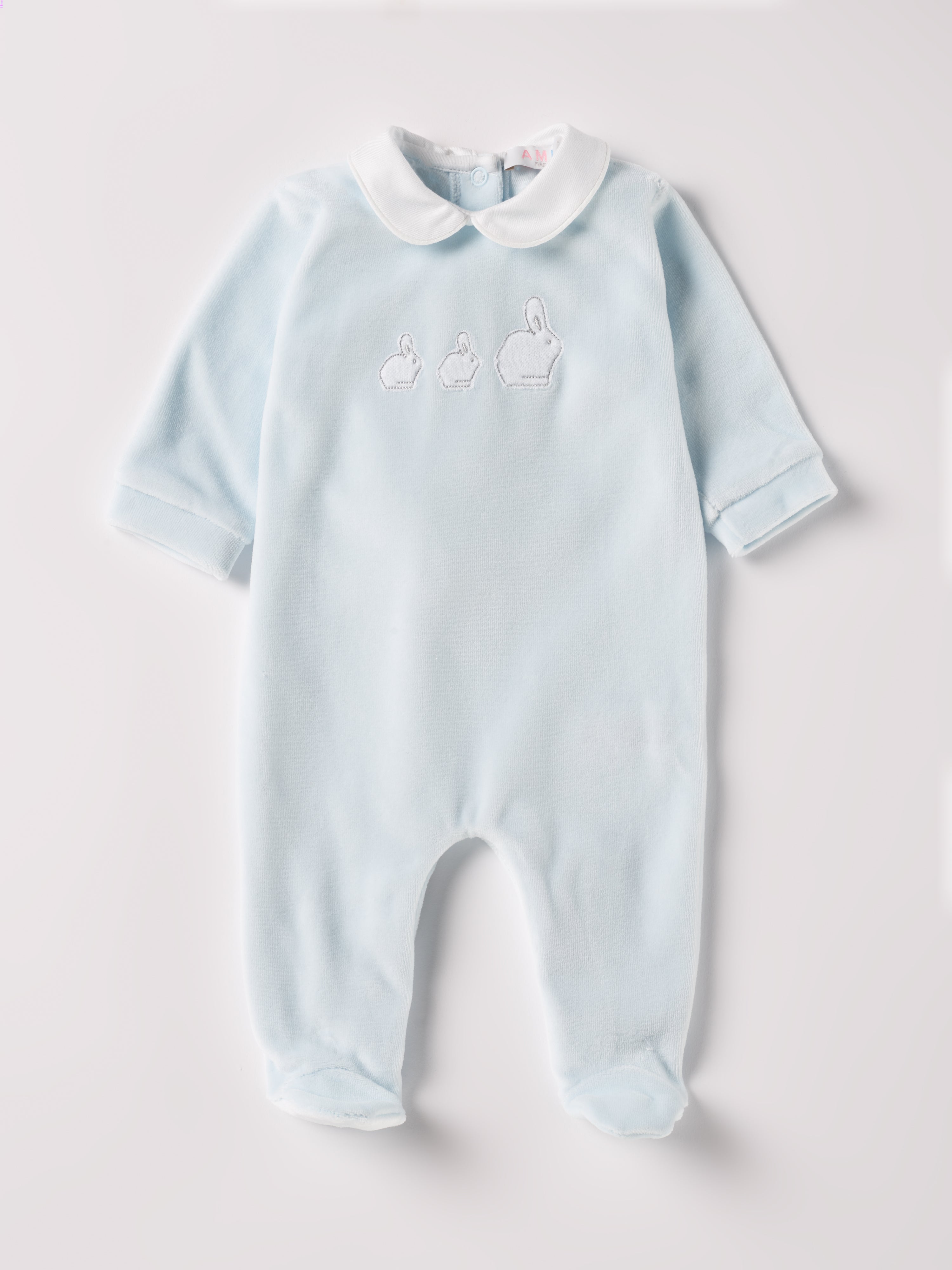 Der weiche und wärmespendende Strampler von AMIO Firenze mit weißem Kragen und Hasenapplikation ist der perfekte Begleiter für den Alltag in der kalten Jahreszeit. Maximaler Tragekomfort, gepaart mit einer herausragenden Passform aus Samt (Ciniglia). Das Modell hat einen praktischen Schnitt, um etwa die Windel schnell und unkompliziert wechseln zu können. Ein AMIO Firenze Must-Have für jede Grundausstattung.

Höchste Qualität, bestes Preis-Leistungs-Verhältnis MADE IN ITALY.