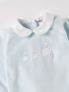 Der weiche und wärmespendende Strampler von AMIO Firenze mit weißem Kragen und Hasenapplikation ist der perfekte Begleiter für den Alltag in der kalten Jahreszeit. Maximaler Tragekomfort, gepaart mit einer herausragenden Passform aus Samt (Ciniglia). Das Modell hat einen praktischen Schnitt, um etwa die Windel schnell und unkompliziert wechseln zu können. Ein AMIO Firenze Must-Have für jede Grundausstattung.

Höchste Qualität, bestes Preis-Leistungs-Verhältnis MADE IN ITALY.