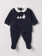 Der weiche und wärmespendende Zweiteiler von AMIO Firenze mit weißem Kragen und Hasenapplikation ist der perfekte Begleiter für den Alltag in der kalten Jahreszeit. Maximaler Tragekomfort, gepaart mit einer herausragenden Passform aus Samt (Ciniglia). Das Modell hat einen praktischen Schnitt, um etwa die Windel schnell und unkompliziert wechseln zu können. Das Set aus Oberteil und Hose ist vielseitig kombinierbar. Ein&nbsp;AMIO Firenze Must-Have für jede Grundausstattung.