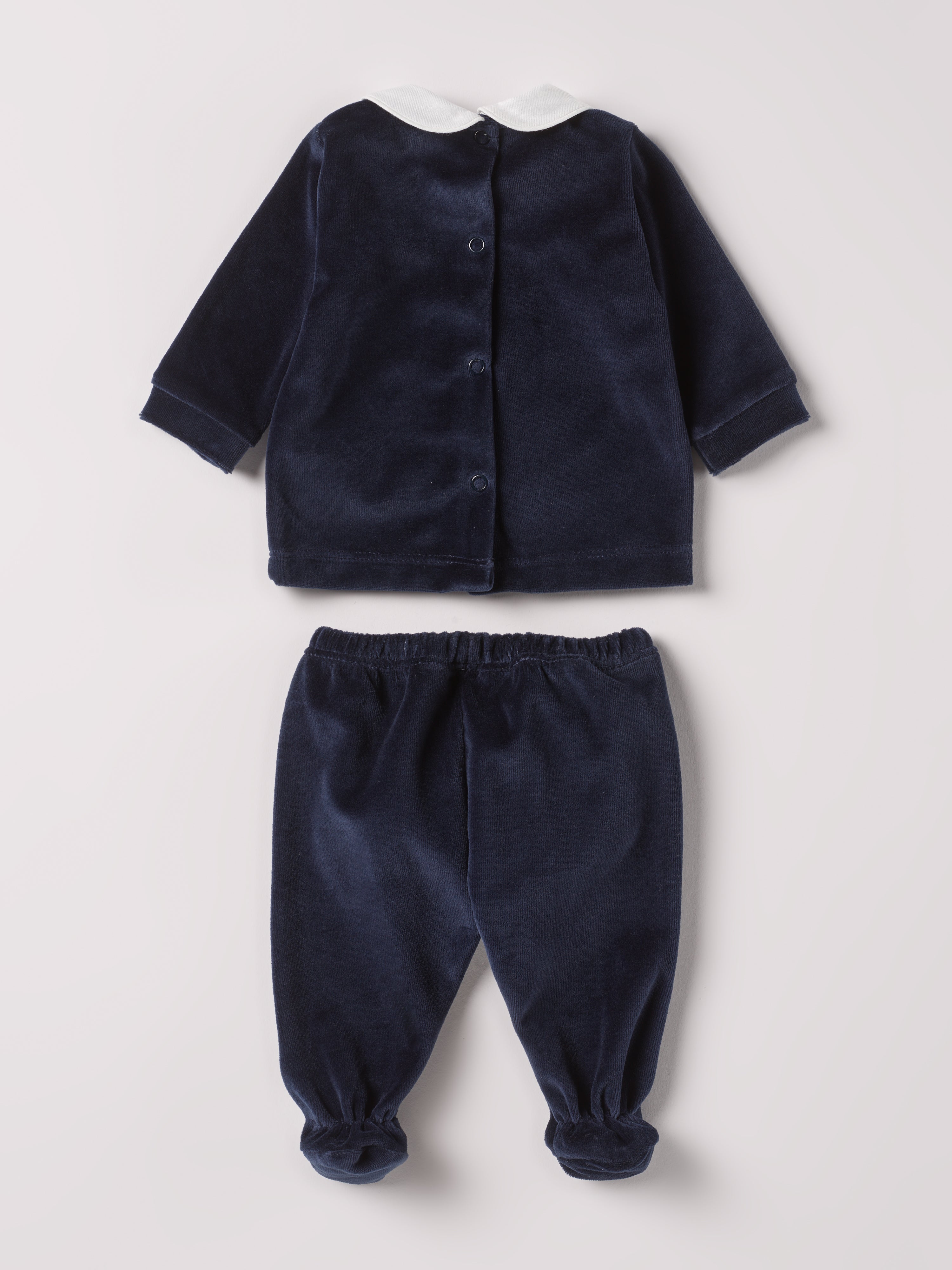 Der weiche und wärmespendende Zweiteiler von AMIO Firenze mit weißem Kragen und Hasenapplikation ist der perfekte Begleiter für den Alltag in der kalten Jahreszeit. Maximaler Tragekomfort, gepaart mit einer herausragenden Passform aus Samt (Ciniglia). Das Modell hat einen praktischen Schnitt, um etwa die Windel schnell und unkompliziert wechseln zu können. Das Set aus Oberteil und Hose ist vielseitig kombinierbar. Ein&nbsp;AMIO Firenze Must-Have für jede Grundausstattung.