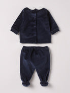 Der weiche und wärmespendende Zweiteiler von AMIO Firenze mit weißem Kragen und Hasenapplikation ist der perfekte Begleiter für den Alltag in der kalten Jahreszeit. Maximaler Tragekomfort, gepaart mit einer herausragenden Passform aus Samt (Ciniglia). Das Modell hat einen praktischen Schnitt, um etwa die Windel schnell und unkompliziert wechseln zu können. Das Set aus Oberteil und Hose ist vielseitig kombinierbar. Ein&nbsp;AMIO Firenze Must-Have für jede Grundausstattung.