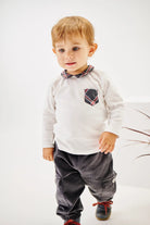 Diese klassische Cordhose mit dem AMIO Schnitt für windeltragende Kinder ist weich und bietet einen hohen Tragekomfort. Die Breite lässt sich durch den elastischen Bund mit Innenknöpfen anpassen.&nbsp;Ein&nbsp;AMIO Firenze Must-Have für jede Grundausstattung.

Höchste Qualität, bestes Preis-Leistungs-Verhältnis MADE IN ITALY.