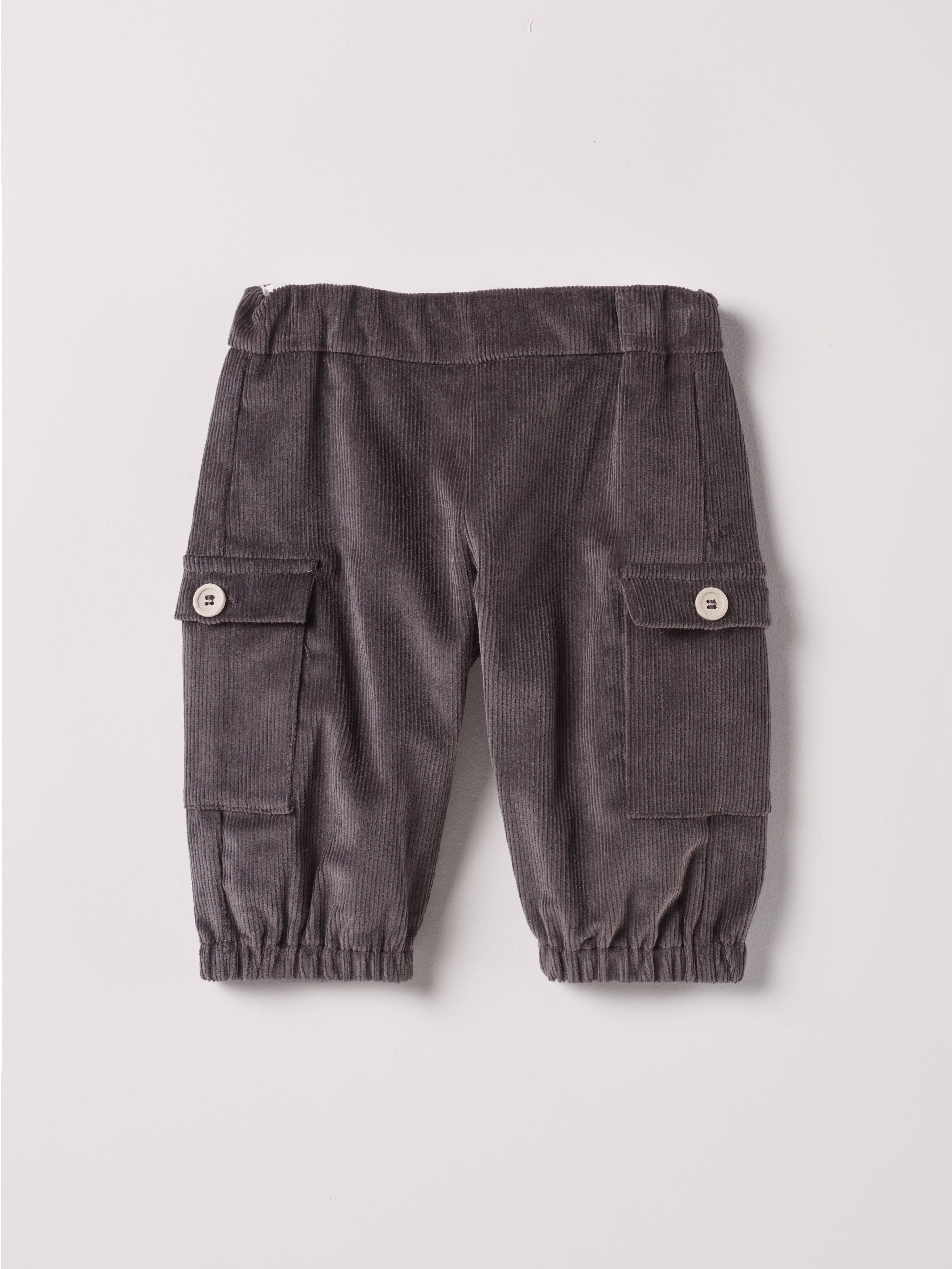 Diese klassische Cordhose mit dem AMIO Schnitt für windeltragende Kinder ist weich und bietet einen hohen Tragekomfort. Die Breite lässt sich durch den elastischen Bund mit Innenknöpfen anpassen.&nbsp;Ein&nbsp;AMIO Firenze Must-Have für jede Grundausstattung.

Höchste Qualität, bestes Preis-Leistungs-Verhältnis MADE IN ITALY.