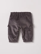 Diese klassische Cordhose mit dem AMIO Schnitt für windeltragende Kinder ist weich und bietet einen hohen Tragekomfort. Die Breite lässt sich durch den elastischen Bund mit Innenknöpfen anpassen.&nbsp;Ein&nbsp;AMIO Firenze Must-Have für jede Grundausstattung.

Höchste Qualität, bestes Preis-Leistungs-Verhältnis MADE IN ITALY.