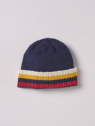 Die weiche und wärmespendende Strickmütze von AMIO Firenze ist das perfekte Accessoire für die kalte Jahreszeit. Maximaler Tragekomfort, gepaart mit einer herausragenden Passform. Die Materialzusammensetzung macht die Mütze elastisch und lässt diese auch mitwachsen. Der Mützenumschlag lässt sich nach unten klappen, sodass man mindestens eine weitere Größe gewinnt.

Höchste Qualität, bestes Preis-Leistungs-Verhältnis MADE IN ITALY.