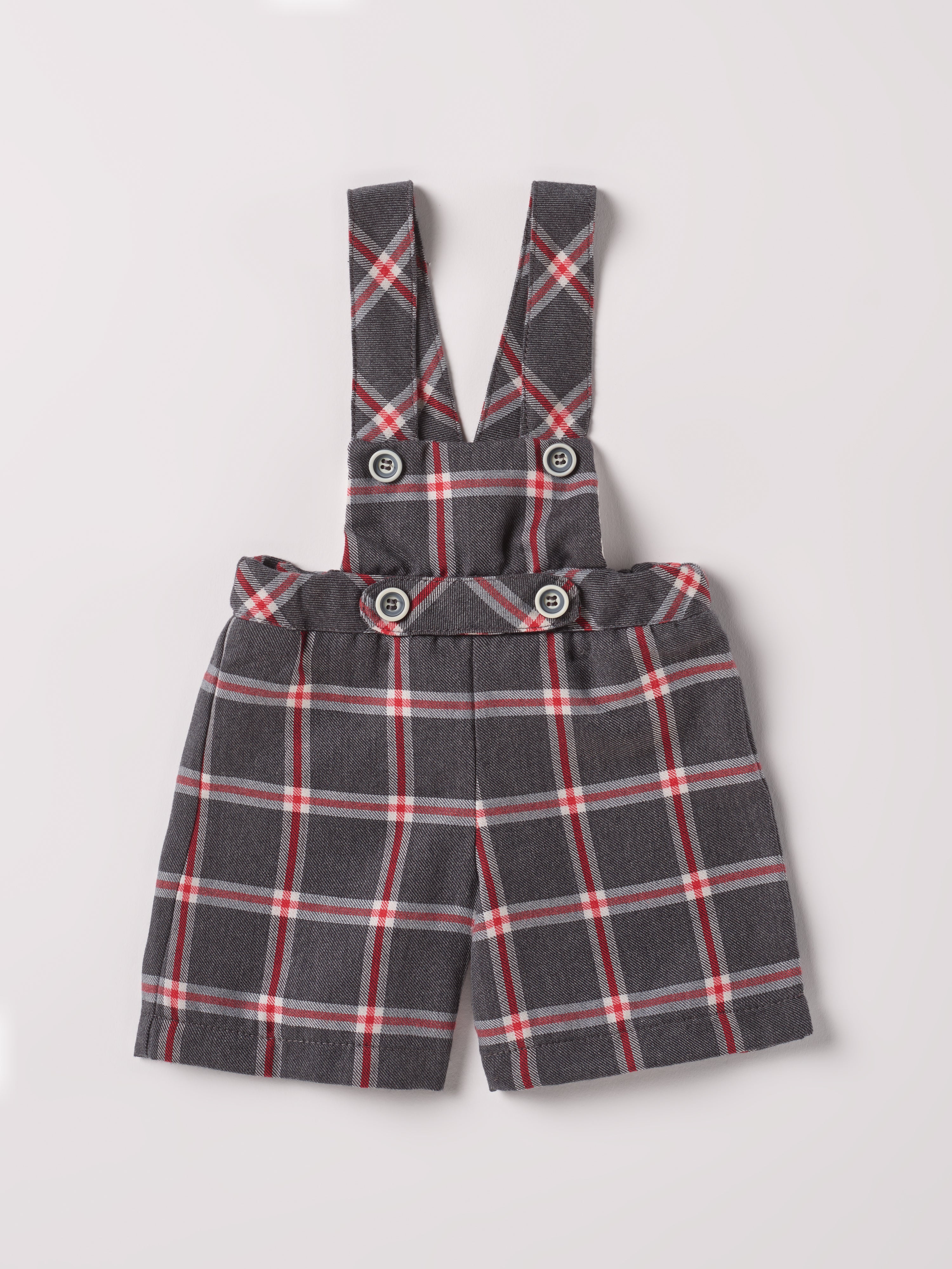 Diese klassische karrierte Latzhose mit geradem Schnitt, gefertigt aus 100% Baumwolle, ist weich und bietet einen hohen Tragekomfort. Die Breite lässt sich durch den elastischen Bund mit Innenknöpfen anpassen. Die Innenseite aus feinstem Innenflanell ist besonders angenehm an der Haut. Ein&nbsp;AMIO Firenze Must-Have für jede Grundausstattung.

Höchste Qualität, bestes Preis-Leistungs-Verhältnis MADE IN ITALY.