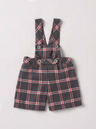 Diese klassische karrierte Latzhose mit geradem Schnitt, gefertigt aus 100% Baumwolle, ist weich und bietet einen hohen Tragekomfort. Die Breite lässt sich durch den elastischen Bund mit Innenknöpfen anpassen. Die Innenseite aus feinstem Innenflanell ist besonders angenehm an der Haut. Ein&nbsp;AMIO Firenze Must-Have für jede Grundausstattung.

Höchste Qualität, bestes Preis-Leistungs-Verhältnis MADE IN ITALY.