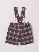 Diese klassische karrierte Latzhose mit geradem Schnitt, gefertigt aus 100% Baumwolle, ist weich und bietet einen hohen Tragekomfort. Die Breite lässt sich durch den elastischen Bund mit Innenknöpfen anpassen. Die Innenseite aus feinstem Innenflanell ist besonders angenehm an der Haut. Ein&nbsp;AMIO Firenze Must-Have für jede Grundausstattung.

Höchste Qualität, bestes Preis-Leistungs-Verhältnis MADE IN ITALY.