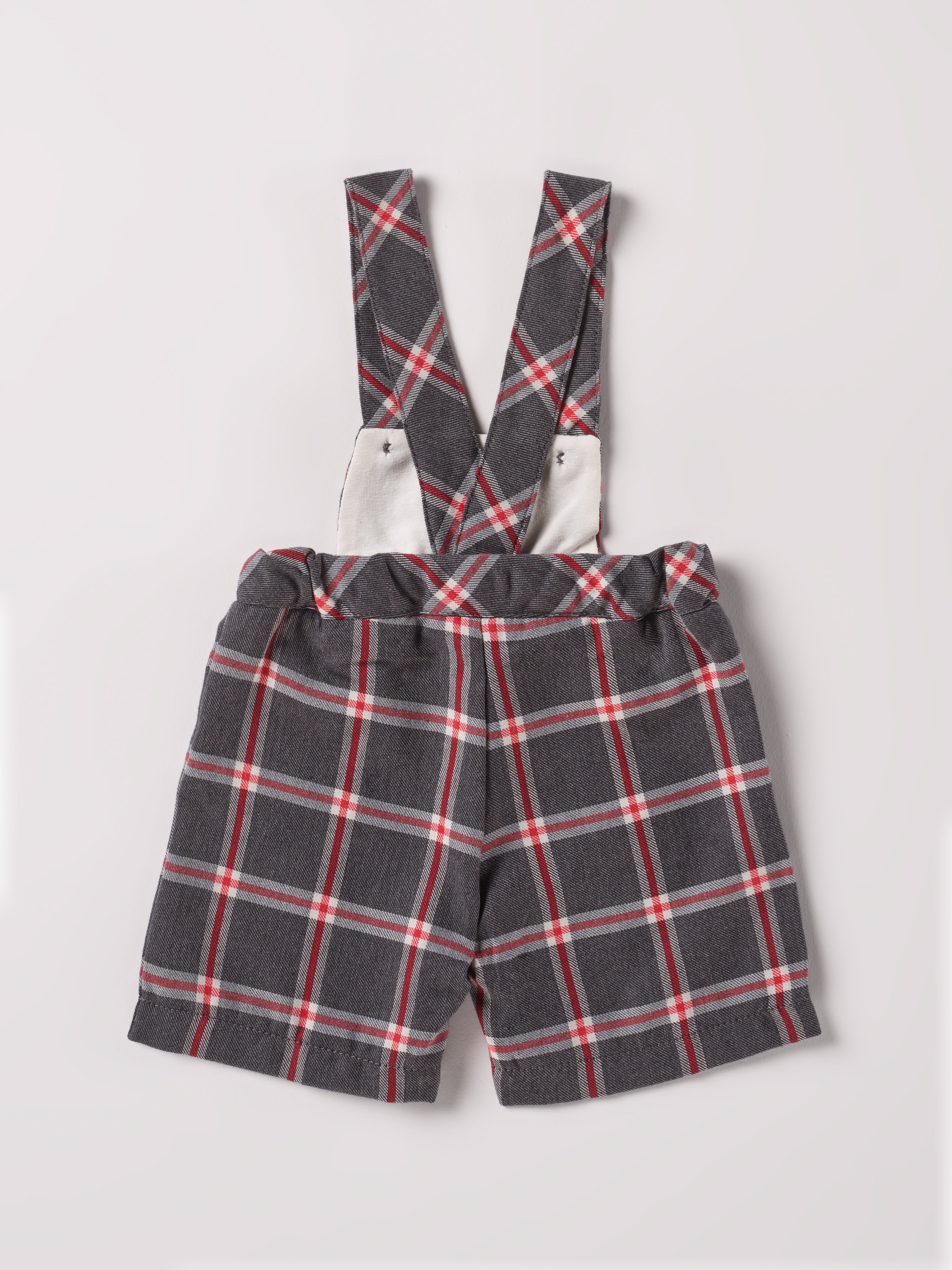 Diese klassische karrierte Latzhose mit geradem Schnitt, gefertigt aus 100% Baumwolle, ist weich und bietet einen hohen Tragekomfort. Die Breite lässt sich durch den elastischen Bund mit Innenknöpfen anpassen. Die Innenseite aus feinstem Innenflanell ist besonders angenehm an der Haut. Ein&nbsp;AMIO Firenze Must-Have für jede Grundausstattung.

Höchste Qualität, bestes Preis-Leistungs-Verhältnis MADE IN ITALY.