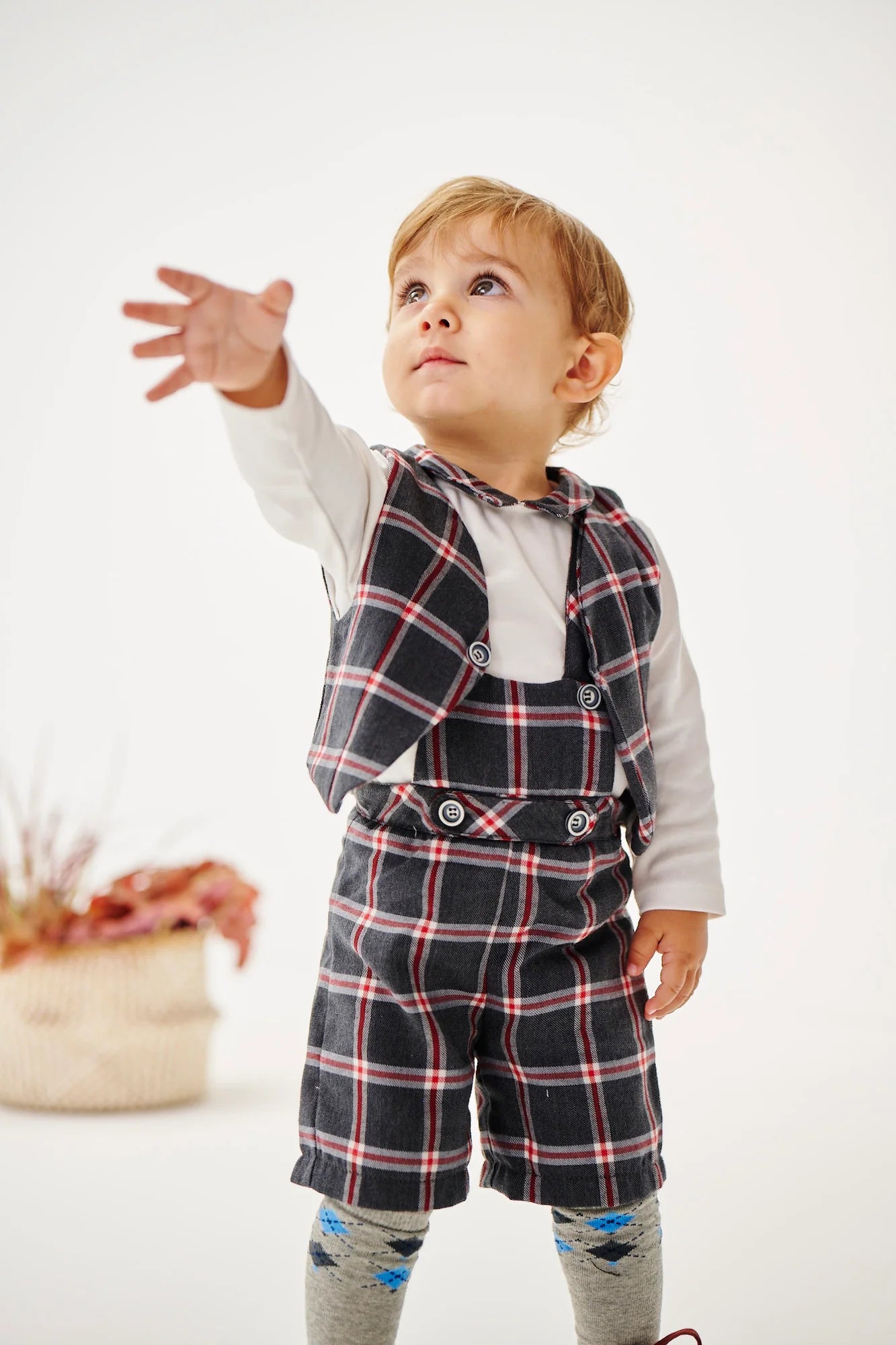 Diese klassische karrierte Latzhose mit geradem Schnitt, gefertigt aus 100% Baumwolle, ist weich und bietet einen hohen Tragekomfort. Die Breite lässt sich durch den elastischen Bund mit Innenknöpfen anpassen. Die Innenseite aus feinstem Innenflanell ist besonders angenehm an der Haut. Ein&nbsp;AMIO Firenze Must-Have für jede Grundausstattung.

Höchste Qualität, bestes Preis-Leistungs-Verhältnis MADE IN ITALY.