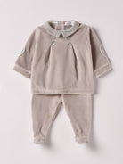 Der weiche und wärmespendende Zweiteiler von AMIO Firenze mit Kragen und Ellbogenpatches ist der perfekte Begleiter für den Alltag in der kalten Jahreszeit. Die echten Perlmuttknöpfe auf der Vorderseite veredeln den Look. Maximaler Tragekomfort, gepaart mit einer herausragenden Passform aus Samt (Ciniglia). Das Set aus Oberteil und Hose ist vielseitig kombinierbar. Das Modell hat einen praktischen Schnitt, um etwa die Windel schnell und unkompliziert wechseln zu können.