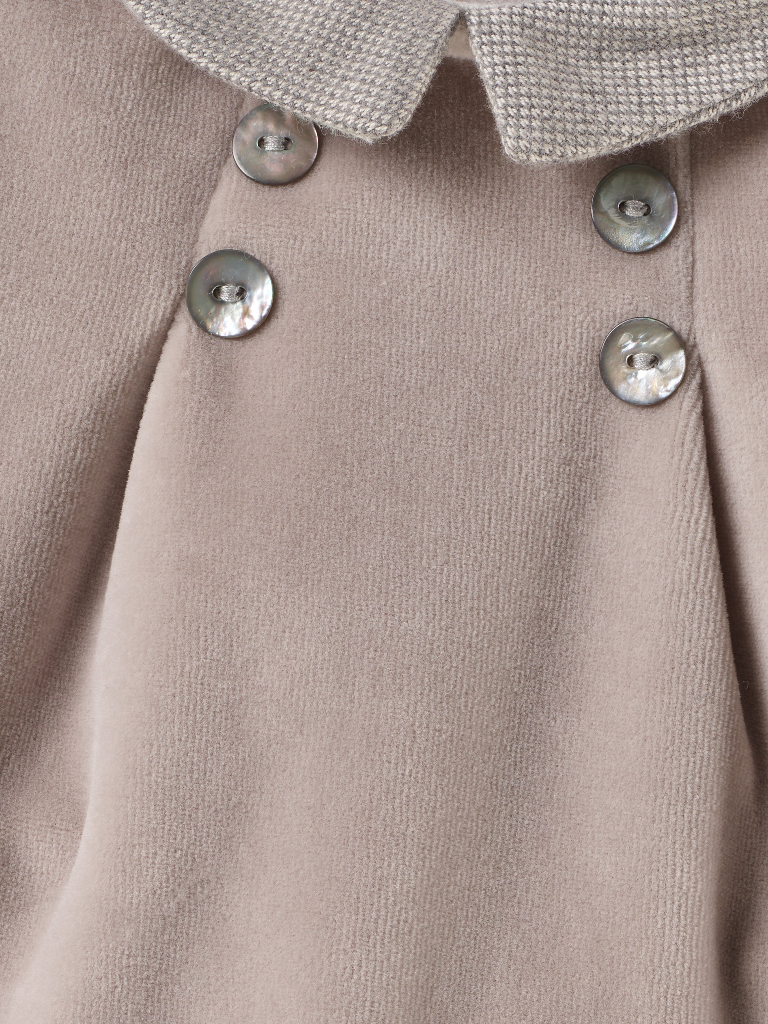 Der weiche und wärmespendende Zweiteiler von AMIO Firenze mit Kragen und Ellbogenpatches ist der perfekte Begleiter für den Alltag in der kalten Jahreszeit. Die echten Perlmuttknöpfe auf der Vorderseite veredeln den Look. Maximaler Tragekomfort, gepaart mit einer herausragenden Passform aus Samt (Ciniglia). Das Set aus Oberteil und Hose ist vielseitig kombinierbar. Das Modell hat einen praktischen Schnitt, um etwa die Windel schnell und unkompliziert wechseln zu können.