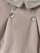 Der weiche und wärmespendende Zweiteiler von AMIO Firenze mit Kragen und Ellbogenpatches ist der perfekte Begleiter für den Alltag in der kalten Jahreszeit. Die echten Perlmuttknöpfe auf der Vorderseite veredeln den Look. Maximaler Tragekomfort, gepaart mit einer herausragenden Passform aus Samt (Ciniglia). Das Set aus Oberteil und Hose ist vielseitig kombinierbar. Das Modell hat einen praktischen Schnitt, um etwa die Windel schnell und unkompliziert wechseln zu können.