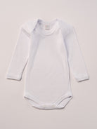 Für besonders sensible Babyhaut. Dieser weiße Amerciano Body besteht aus hochwertiger Bambusviskose — einem Material, das für seine seidige Weichheit, hohe Atmungsaktivität und temperaturausgleichenden Eigenschaften bekannt ist. Sanft zur Haut, funktional im Alltag.