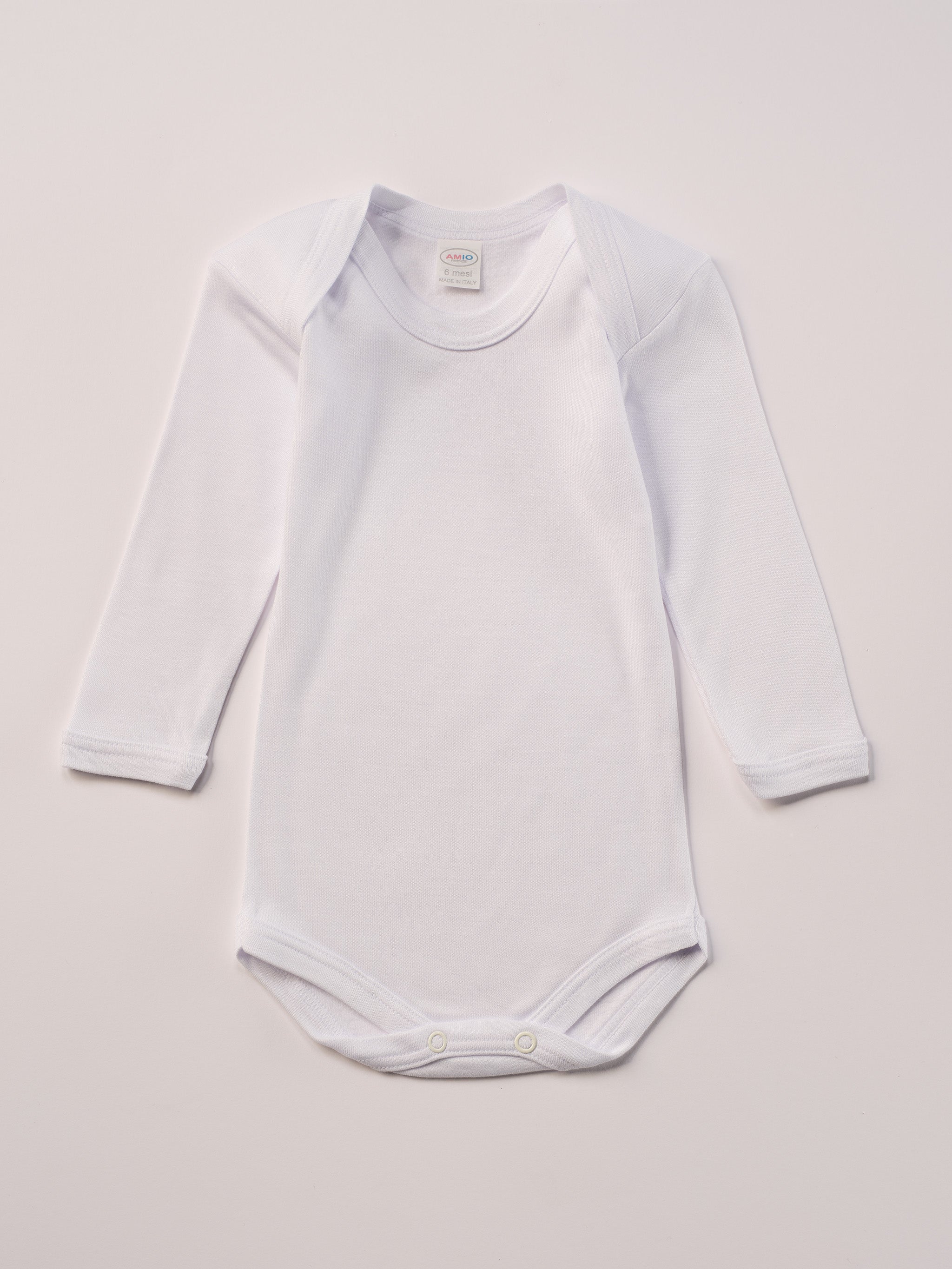 Für besonders sensible Babyhaut. Dieser weiße Amerciano Body besteht aus hochwertiger Bambusviskose — einem Material, das für seine seidige Weichheit, hohe Atmungsaktivität und temperaturausgleichenden Eigenschaften bekannt ist. Sanft zur Haut, funktional im Alltag.