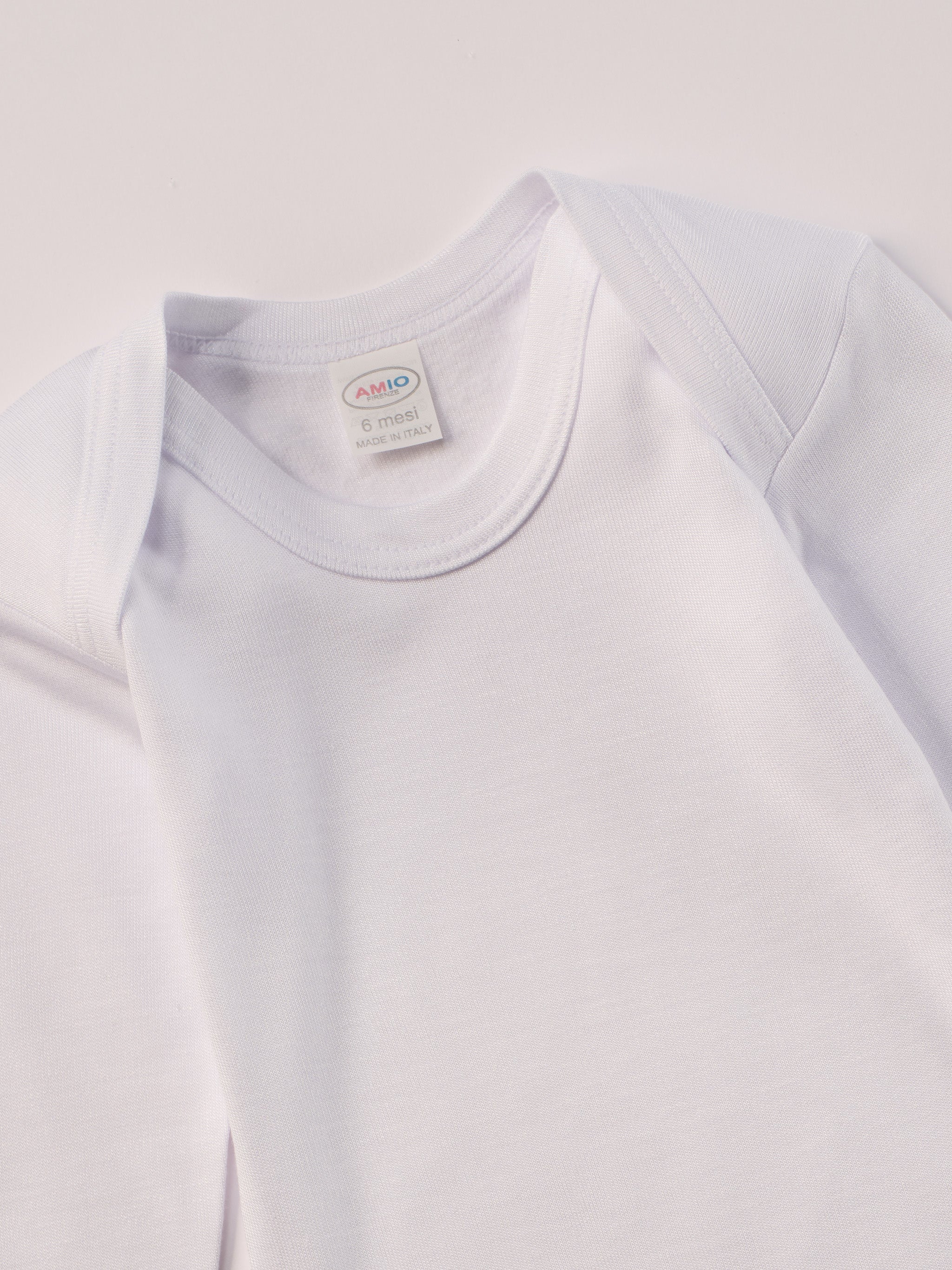 Für besonders sensible Babyhaut. Dieser weiße Amerciano Body besteht aus hochwertiger Bambusviskose — einem Material, das für seine seidige Weichheit, hohe Atmungsaktivität und temperaturausgleichenden Eigenschaften bekannt ist. Sanft zur Haut, funktional im Alltag.