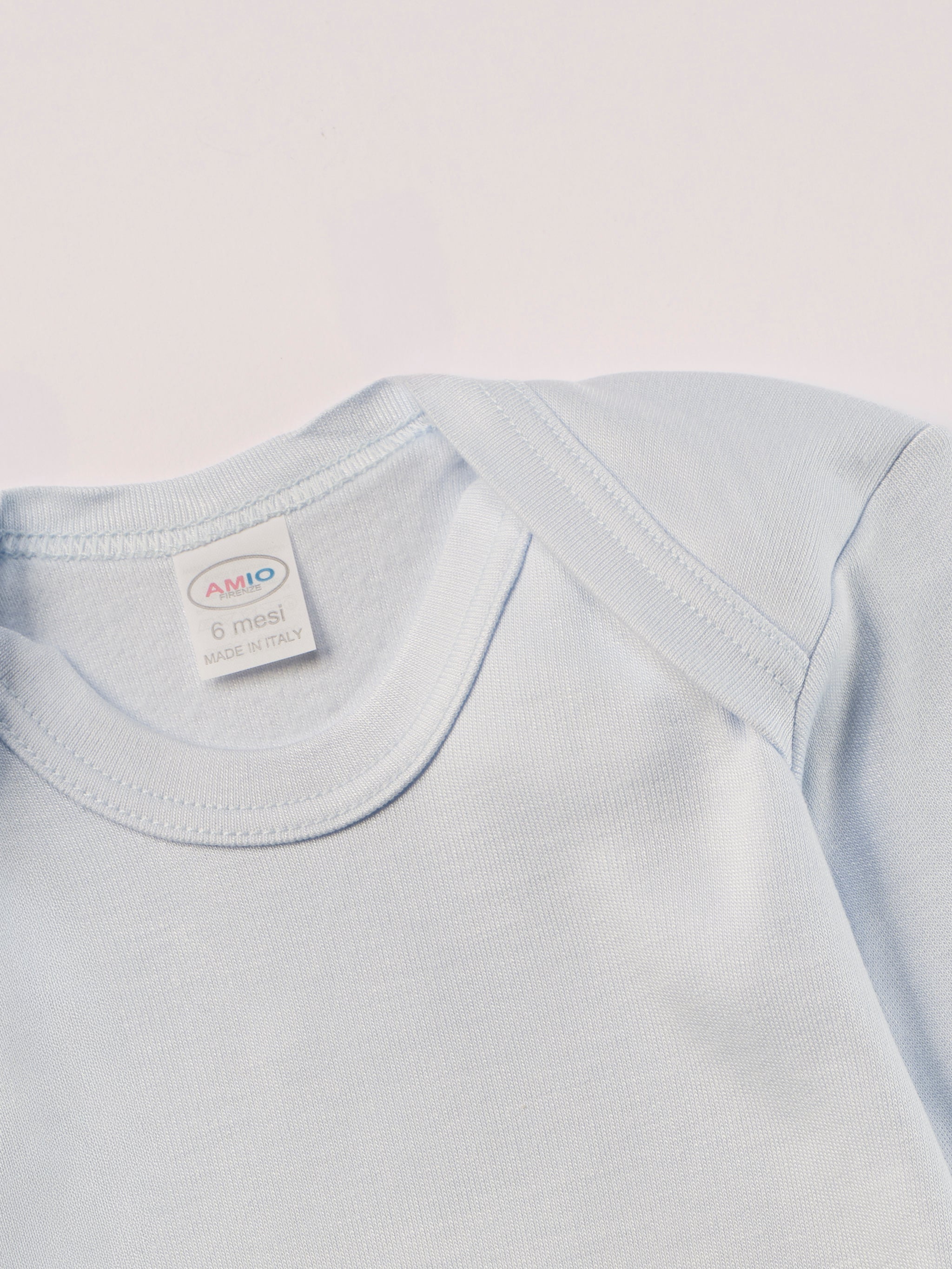 Für besonders sensible Babyhaut. Dieser himmelblaue Amerciano Body besteht aus hochwertiger Bambusviskose — einem Material, das für seine seidige Weichheit, hohe Atmungsaktivität und temperaturausgleichenden Eigenschaften bekannt ist. Sanft zur Haut, funktional im Alltag.