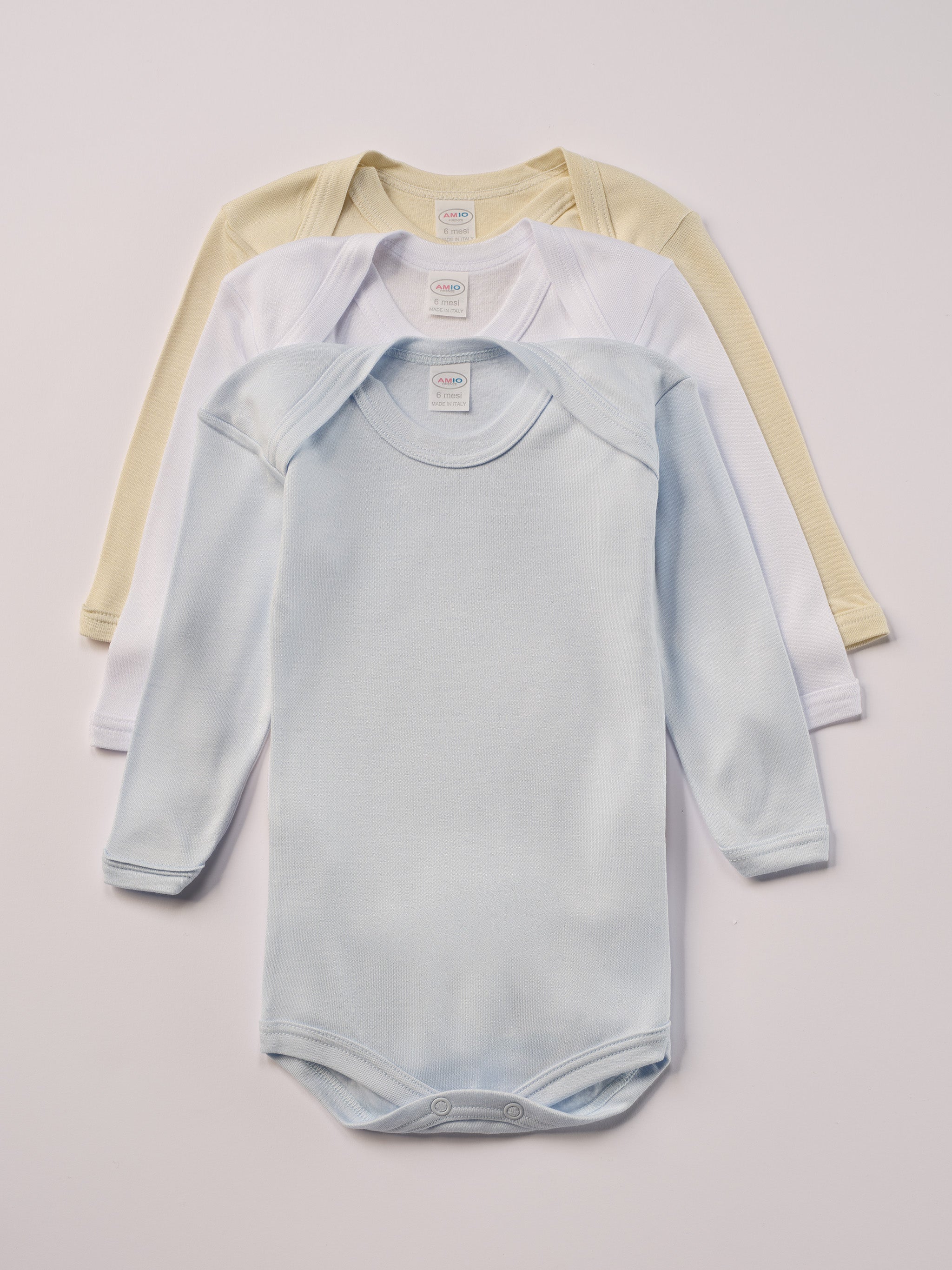 Für besonders sensible Babyhaut. Diese Amerciano Bodys in beige, weiß und himmelblau besteht aus hochwertiger Bambusviskose — einem Material, das für seine seidige Weichheit, hohe Atmungsaktivität und temperaturausgleichenden Eigenschaften bekannt ist. Sanft zur Haut, funktional im Alltag.
